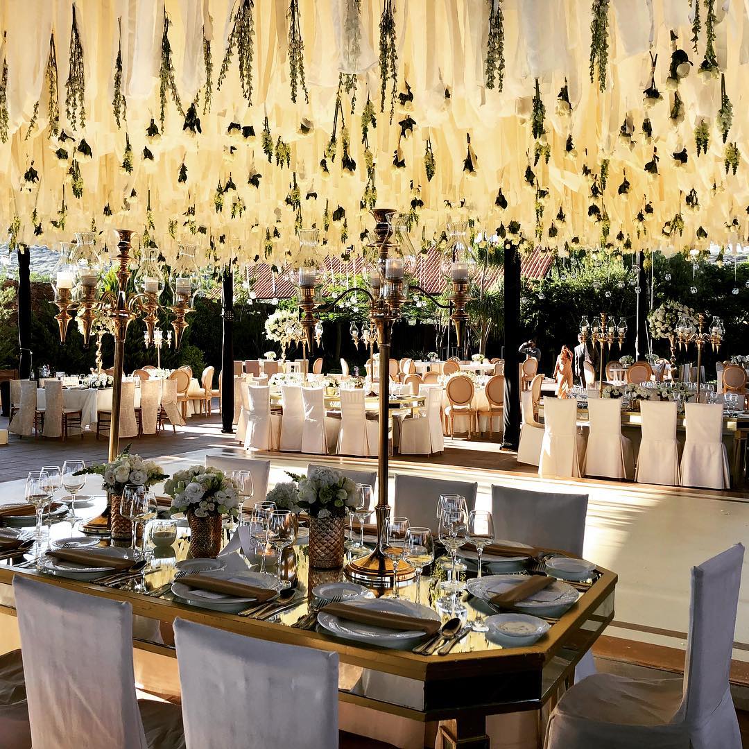 Salón con candelabros