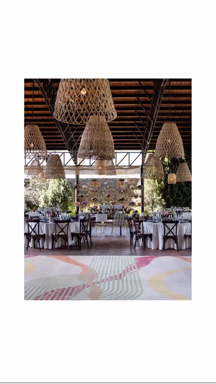 Salón con lámparas de fibra