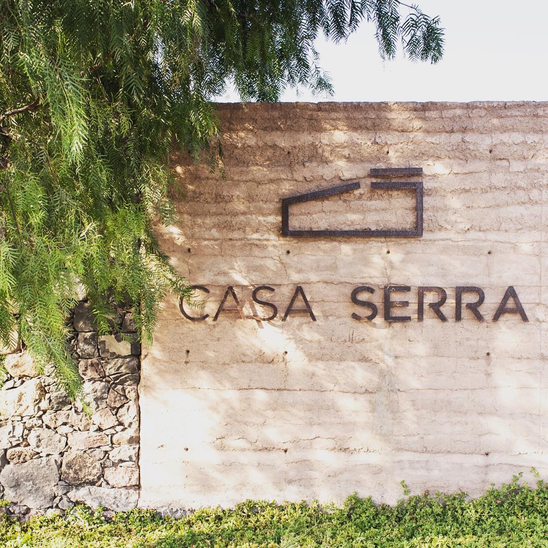 Muro con el logotipo Casa Serra