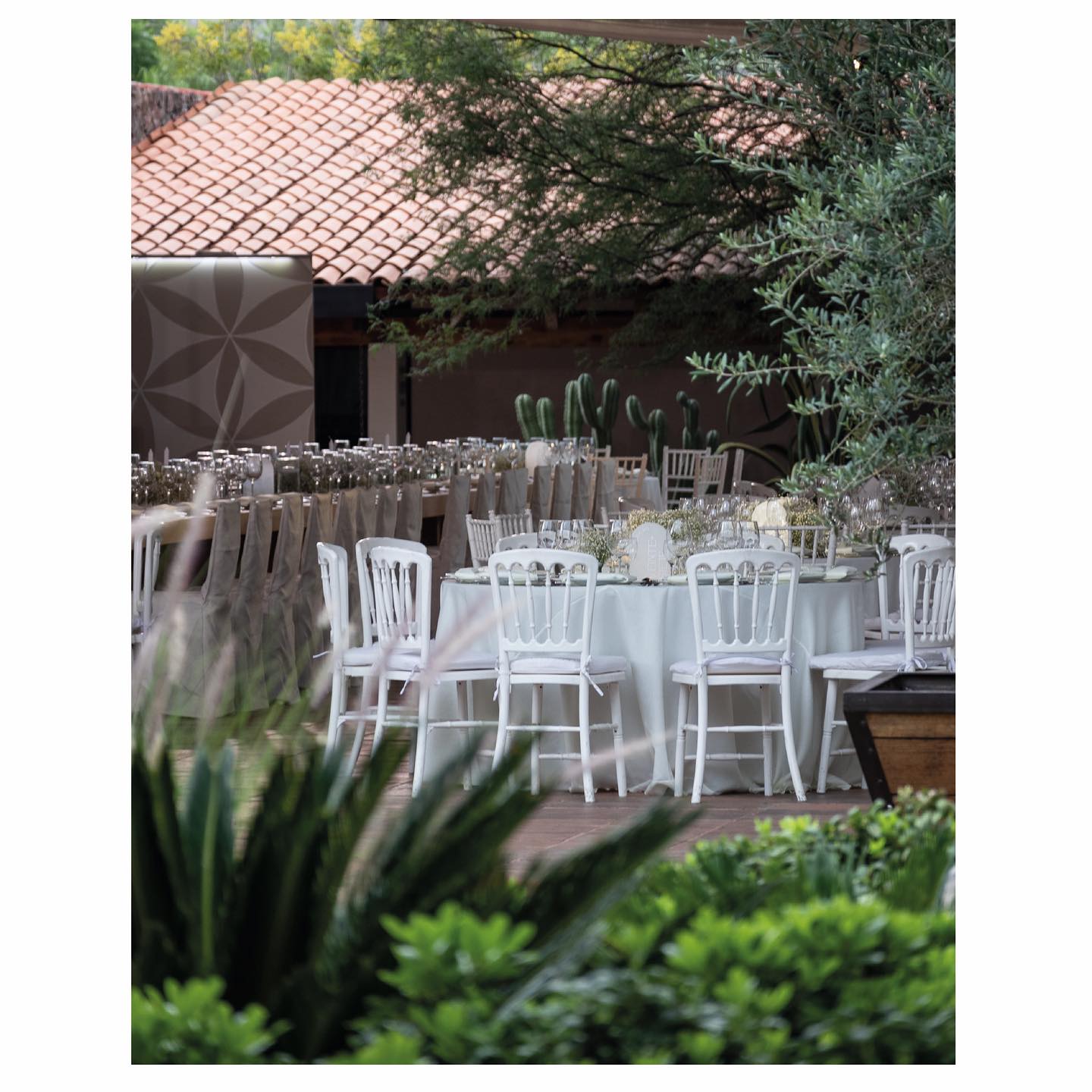 Patio con sillas blancas